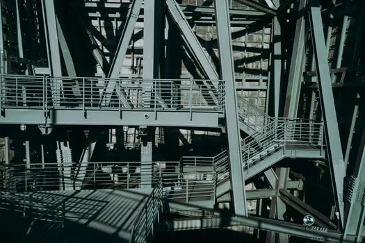 Scaffolding selection for road maintenance - Frame Geometry: Walk-Through Arch vs Step/Ladder