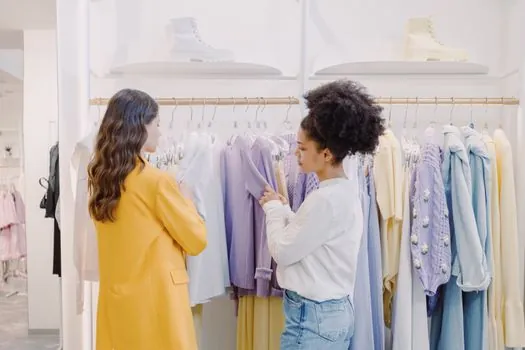 Shuttle System selection for apparel distribution - Two-way versus four-way shuttle: selection criteria