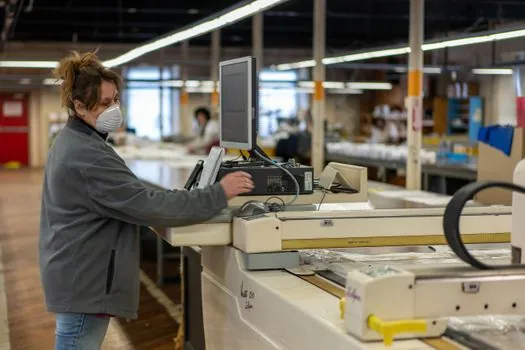 Shuttle System selection for apparel distribution - Apparel-specific operating constraints