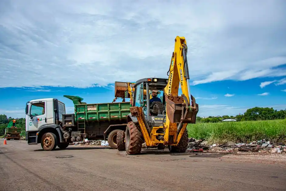 Side Dump vs End Dump Rollover Risk: Stability, Geometry, and Jobsite Rules