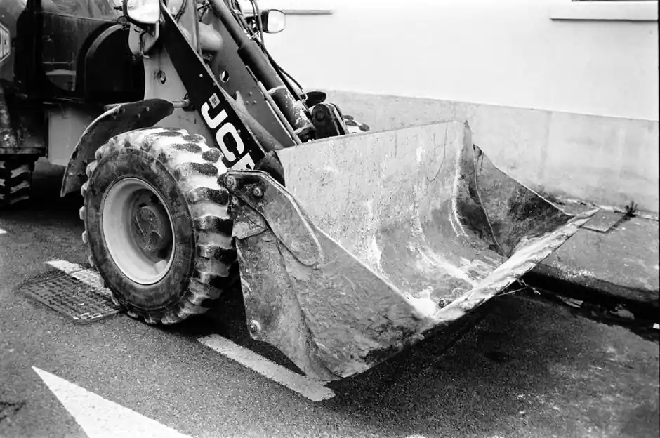 Skid Steer vs Compact Wheel Loader for Tight Yards: 2026 Spec Decision