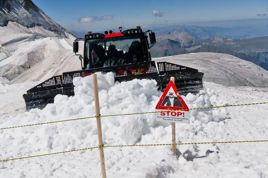 Snow Removal Aerial Platform Selection: Type, Height, and Ground-Bearing Map