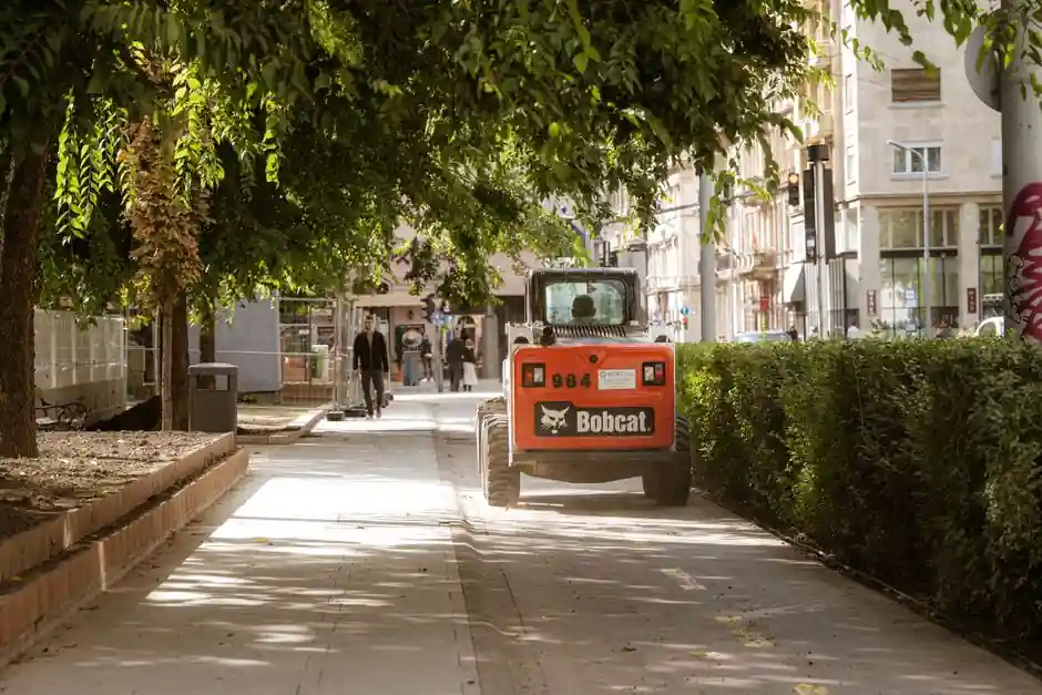 Spec a skid steer loader for urban infrastructure: ROC, lift path, flow, and footprint