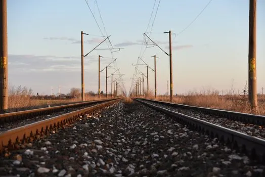 Sputtering Target selection for rail industry - Purity, Density, and Grain Structure: Process-Window Reality