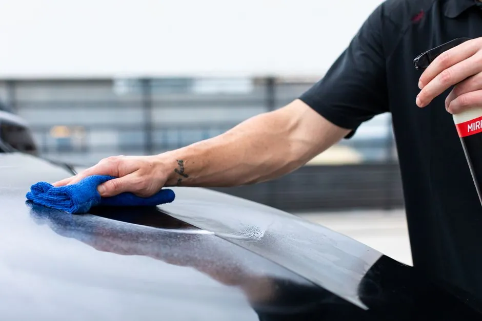 Tamp-blow vs wipe-on labeling: method fit, cost logic, spec checklist