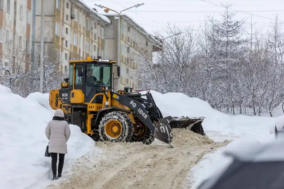 Tank container and dry storage container selection for snow removal fleets