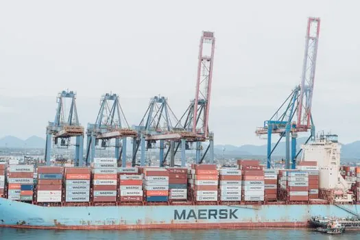 load handling devices for stacker cranes telescopic fork vs shuttle fork - Recommended decision path
