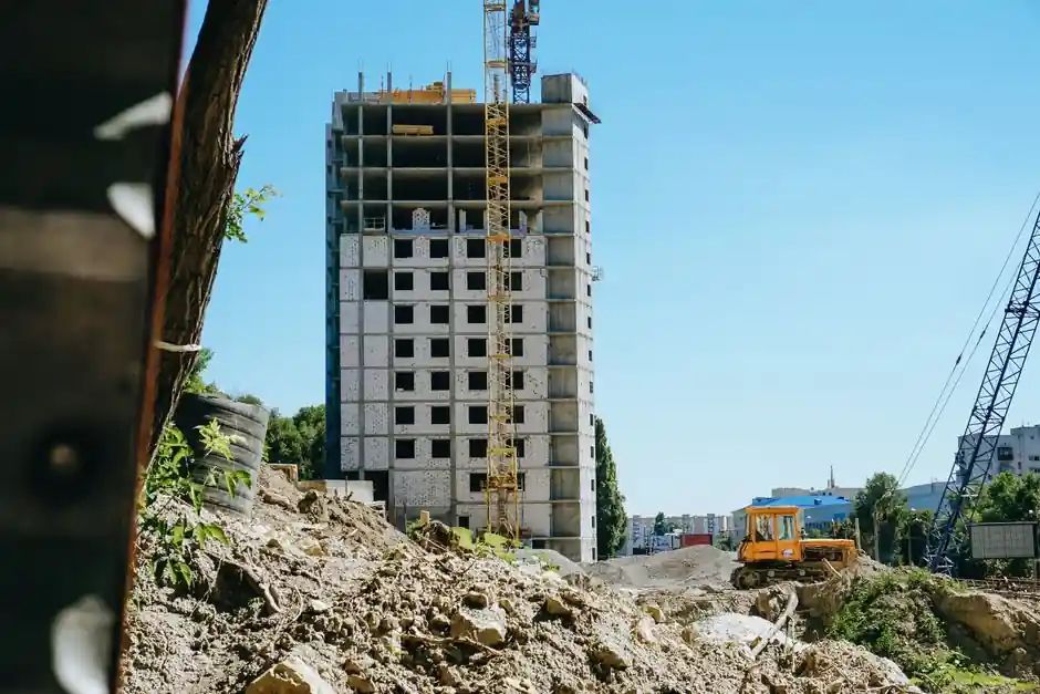 Tower Crane Selection for Demolition: Jib Type, Capacity, and Site Fit