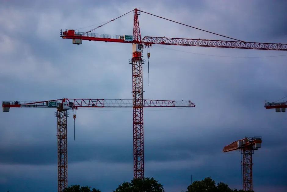 Tower Crane vs Truck-Mounted Crane: 2026 Selection Spec Map