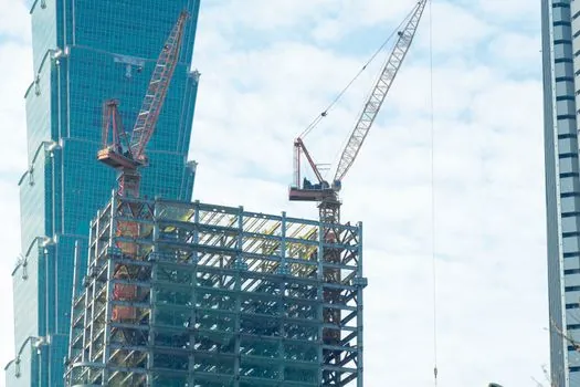 tower crane vs Truck Crane - Mobility, Setup Time, and Site Footprint