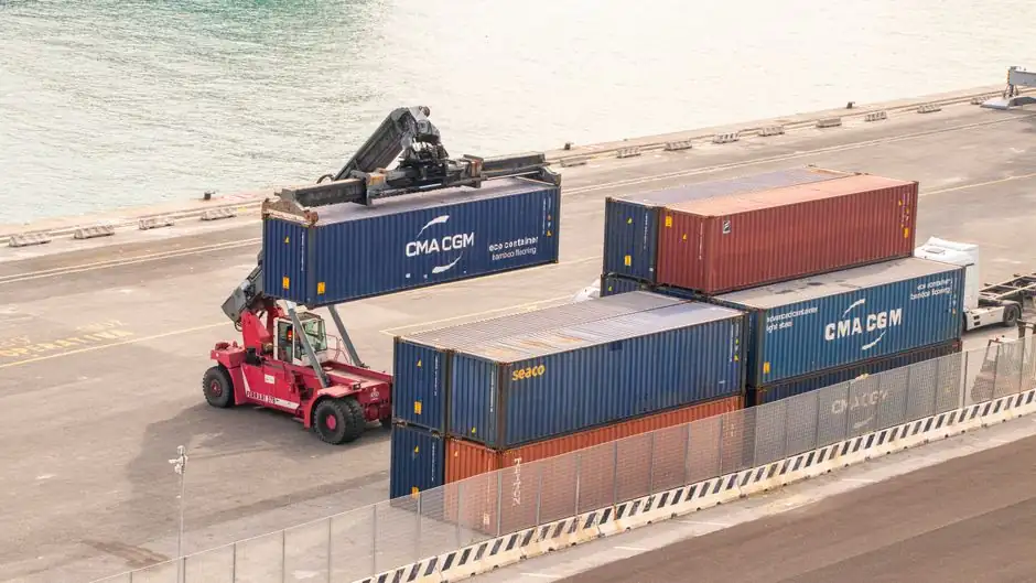 Truck-mounted crane selection for port and terminal operations