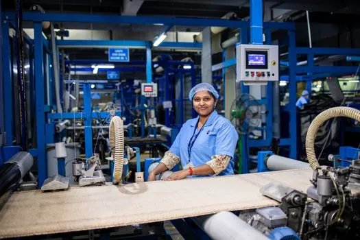 Vibrating Conveyor selection for apparel distribution - When vibrating is the right call in a garment operation