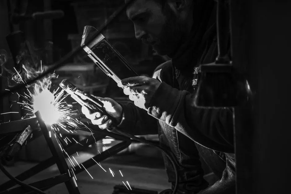 Welding Safety Shoes: Standards, Materials, and Class Selection