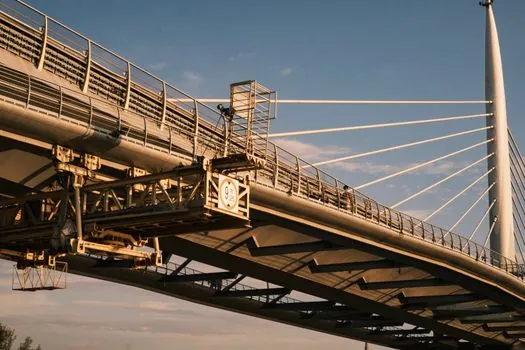 Suspended Working Platform selection for bridge construction - Standards, Compliance and Tender Language