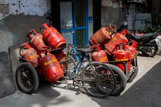 300 bar vs 200 bar inert gas cylinders storage footprint - Downstream and supply-side constraints