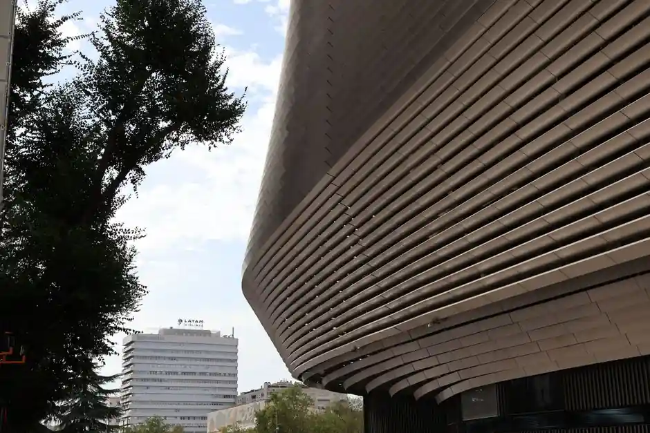 3mm vs 4mm Aluminum Veneer for Wind Load: Stiffness, Span, and Spec Rules