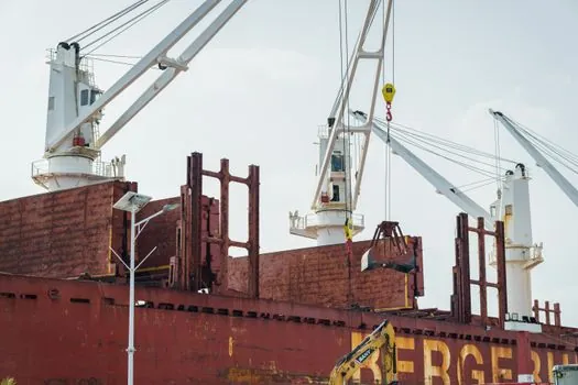 which crane truck configuration handles 5 t at 12 m radius? - Outrigger spread and stability envelope
