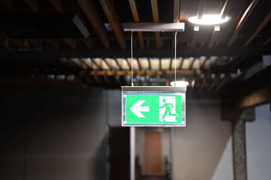 90-Minute vs 3-Hour Emergency Lighting: Code Triggers, Test Method, and Spec Pick