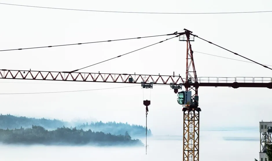 Aerial work platform wind speed rating: 28 mph design vs 20 mph OSHA trigger