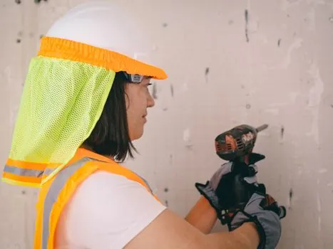ANSI Z89.1 vs EN 397 hard hat standard requirements - Electrical Classification: 2,200 V vs 20,000 V Buckets