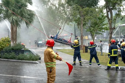 basket stretcher vs scoop stretcher for confined space rescue - Standards and Sourcing Reality
