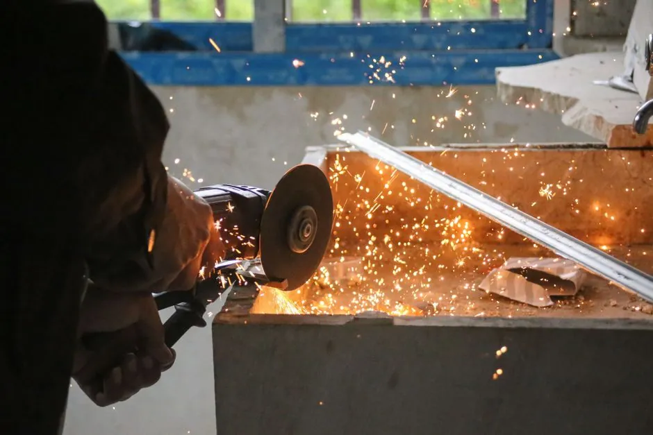 Disc diameter for cutting thick steel plate: 230 mm handheld, 355 mm+ stationary