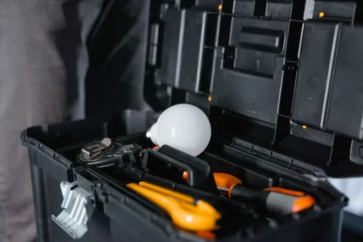 cleanroom and fab tool hook-up contractor shortage - Comparing the three delivery models for tool hook-up scope