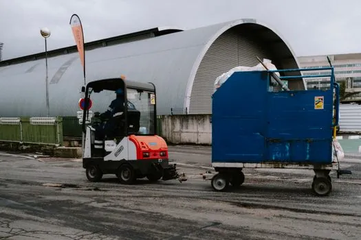 types of automated guided vehicles by application forklift vs tugger vs unit load - Selection Criteria: Which Class Fits Which Use Case