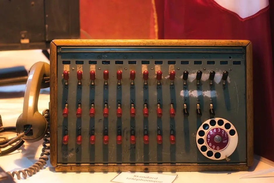 How a Decade Resistance Box Switches Resistance Steps Internally