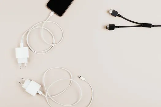 how does an iepe sensor combine a charge amplifier with two wires? - Comparison: charge-output (PE) versus IEPE on the four decision axes