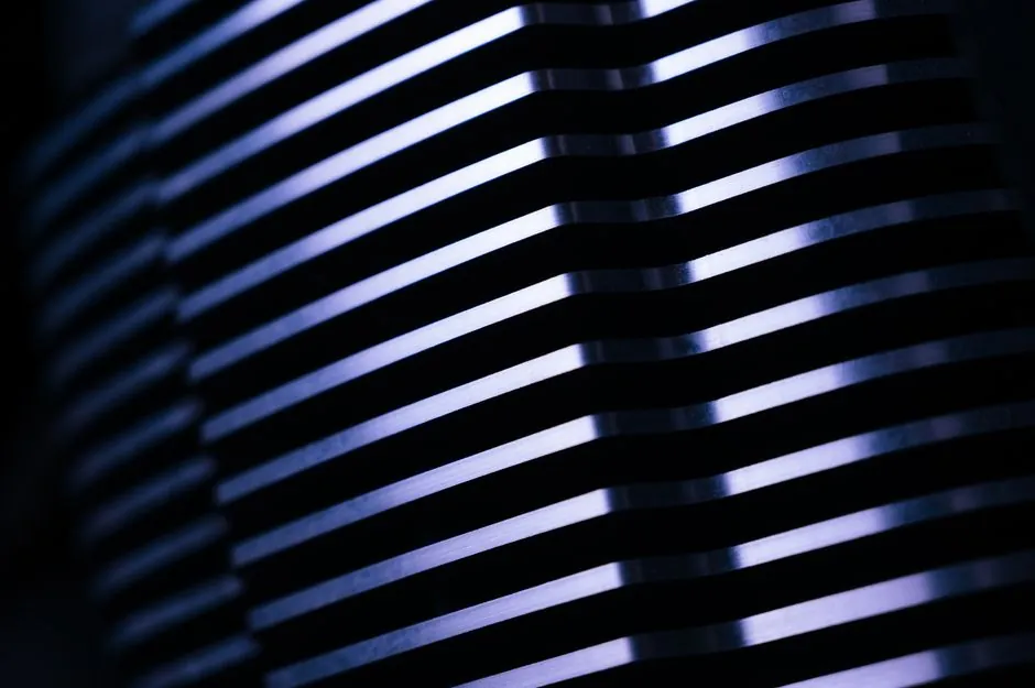 How an optical comparator projects a magnified shadow: optics, screen, and configuration