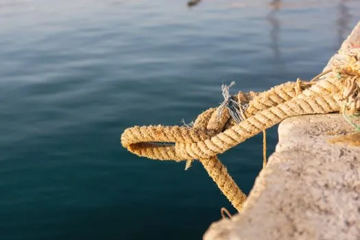 what is the difference between live end and dead end anchorages? - Local-zone behavior behind each end