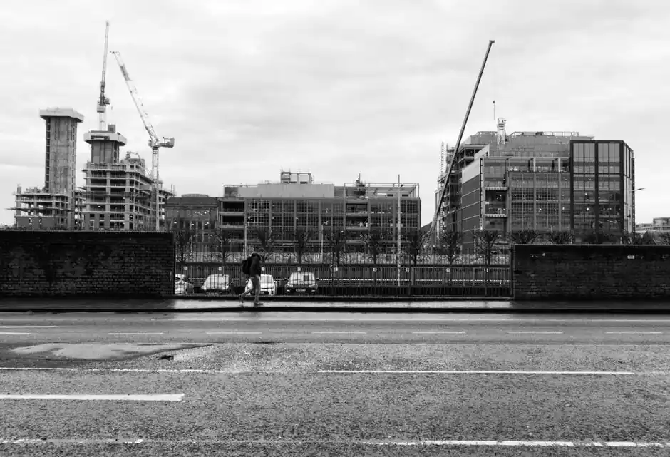 Outrigger spread and stability zones on lorry-mounted cranes