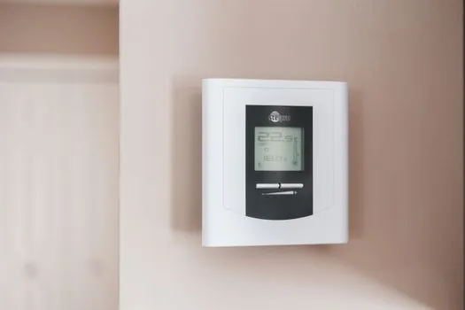 should switchgear temperature alarms compare phases instead of fixed limits? - Comparison: monitoring methods and alarm philosophies