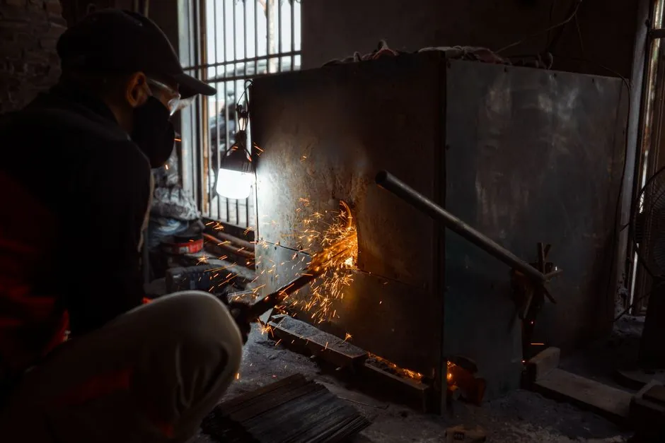 Pressure Pour Holding Furnaces with Channel Inductors: Specs, Liner Choices, and Pouring