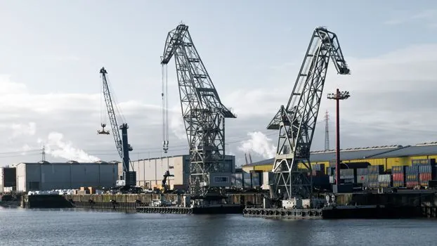 rail-mounted stacker crane vs aisle stacker crane for warehouse layout - Limitations, failure modes, and integration cost