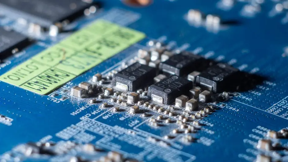 Scoring electronics BOM risk by lifecycle stage and source count in 2026