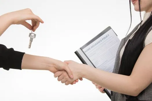 how do buyers secure capacity without overcommitting on volume? - Comparison: three structures against four decision criteria