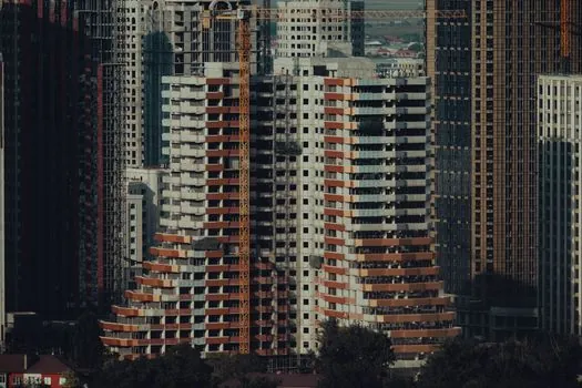how do you select a tower crane for a high-rise building height and load? - What the Sourcing Records and Standards Actually Require