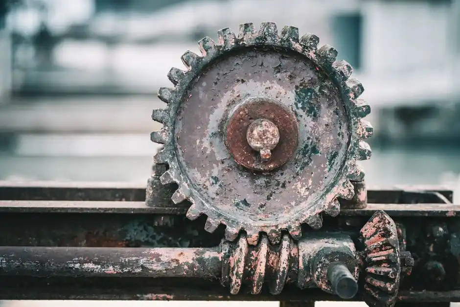 Self-locking gearbox in a foundry pouring ladle: why the brake spring is mandatory