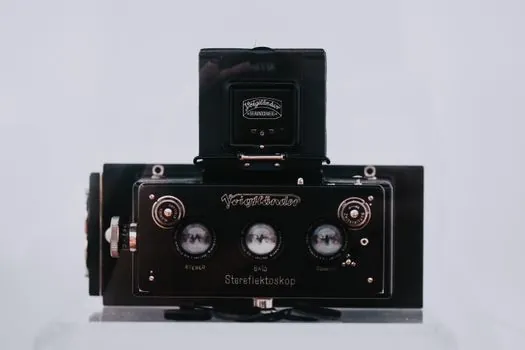 how does a shadowgraph comparator differ from a standard optical comparator? - Configurations: Horizontal, Vertical, and Bench-Top