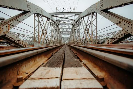 steel vs aluminum enclosed track for light-duty overhead conveyors - Limits, Failure Modes, and Sourcing Constraints