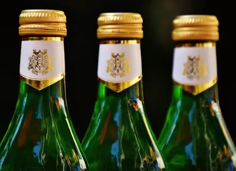 stretch sleeve labeler vs shrink sleeve labeler for PET bottles - Decision Matrix: When to Specify Each Format