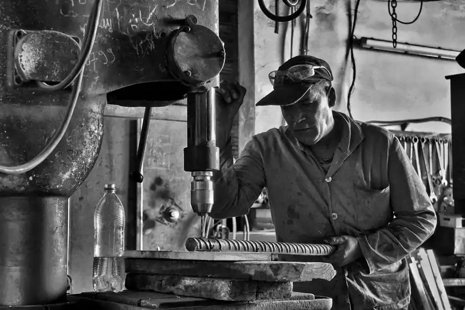 Two-Speed Gearbox Percussion Drill: Low Gear for Large Bits