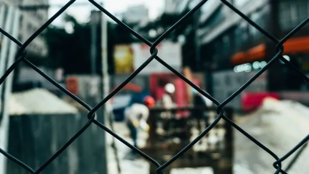 steel safety fence panel vs welded mesh safety fence - Decision matrix: flat-cut, V-bend 3D, and BRC roll-top