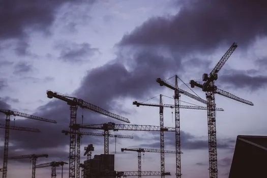 when does a truck-mounted crane need a front stabilizer leg? - How Outriggers and Stabilizers Diverge on Bigger Cranes