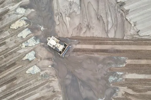 why do most bulldozers use tracks instead of wheels? - Trade-offs you accept when you pick tracks