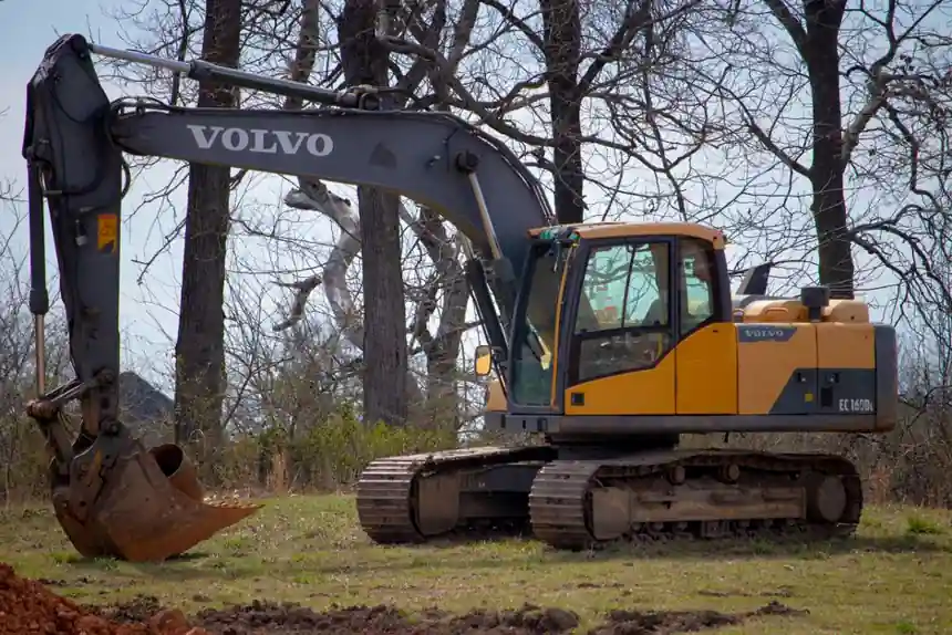 Why Bulldozers Use Tracks Instead of Wheels: Ground Pressure, Traction, and High-Drive
