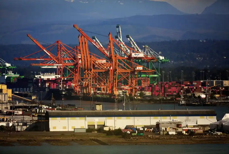 Why Long-Span Gantry Cranes Use One Flexible Hinged Leg