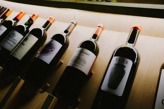 neck label and back label alignment on wine bottles - Where This Breaks: Common Failure Modes and Limits